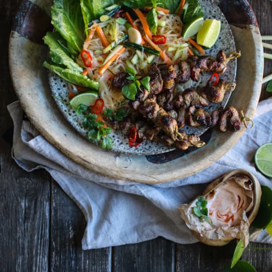 Grillade karréspett med smak av citrongräs och krispig nudelsallad