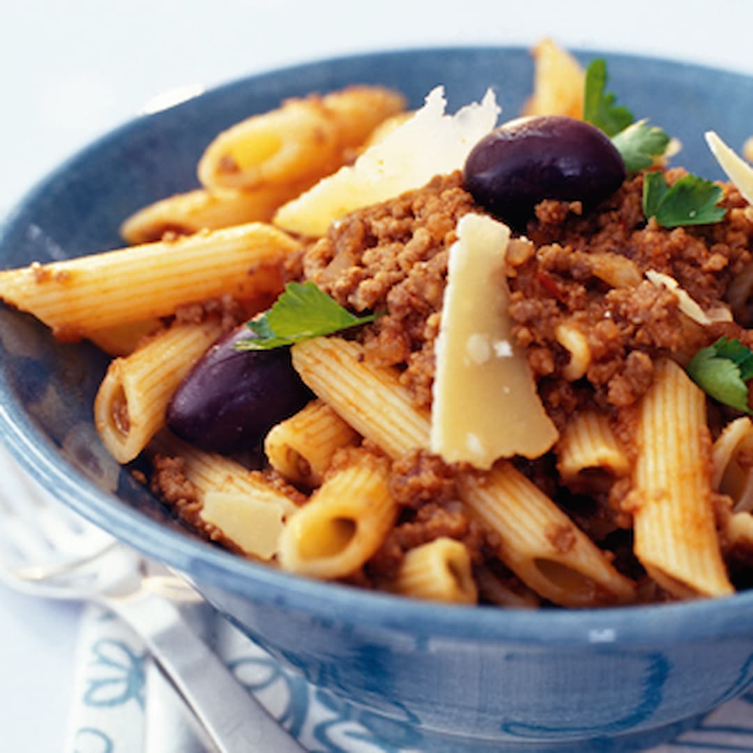 Chilistekt nötfärs med pasta penne, svarta oliver och parmesan