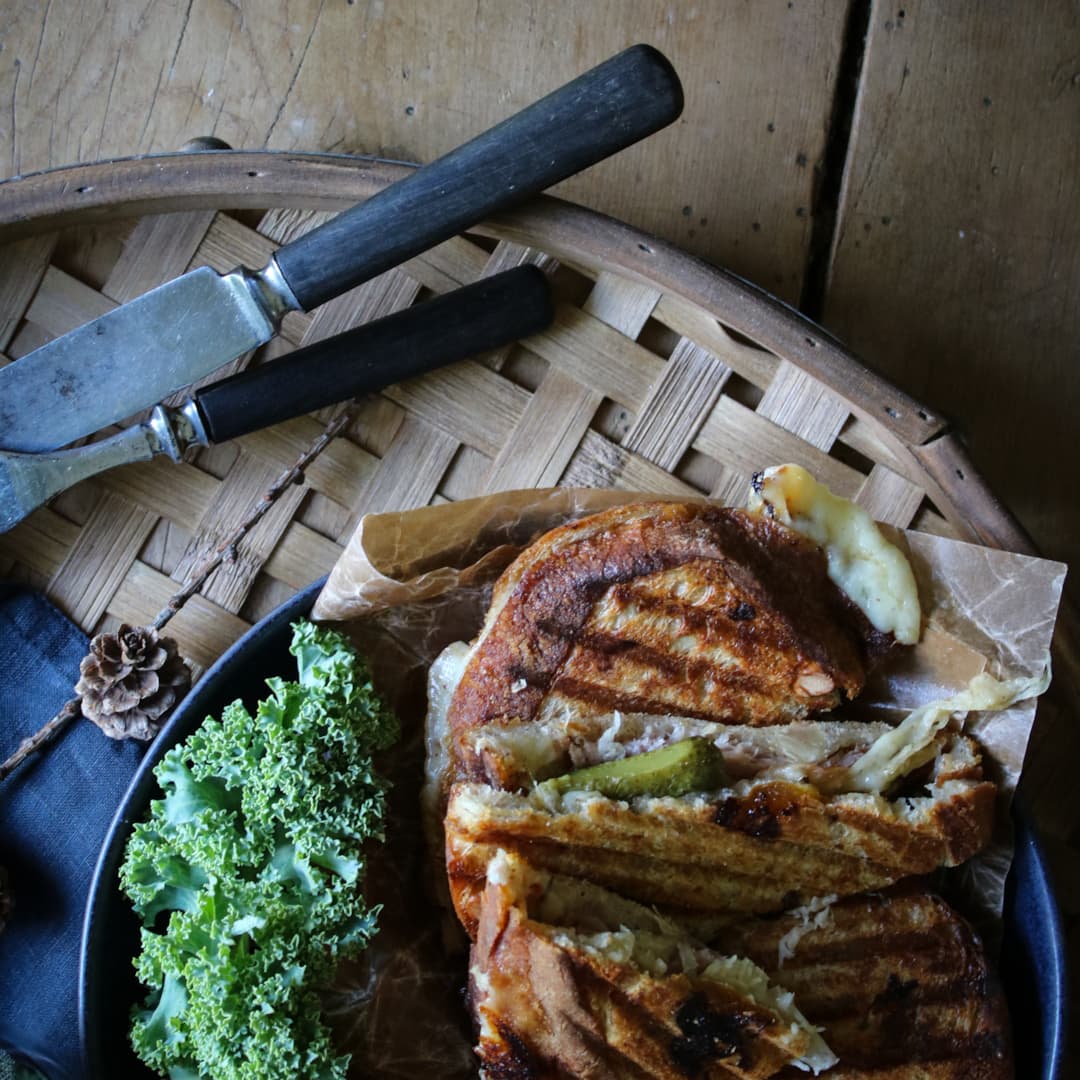 Frasiga toastsnittar med gräddost, surkål, cornichones och julskinka