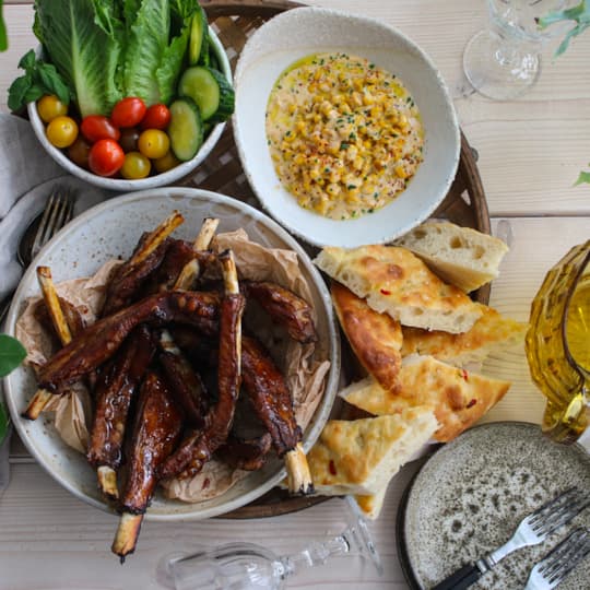 Klibbiga spareribs med honungsglaze och flatbread