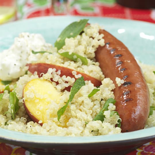 Grillad chorizo, fetayoghurt och quinoa med persika och mynta